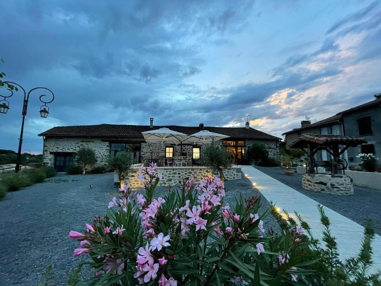 Villa Tagibao Avec Piscine Chauffee Et Spa Lesterps Eksteriør bilde